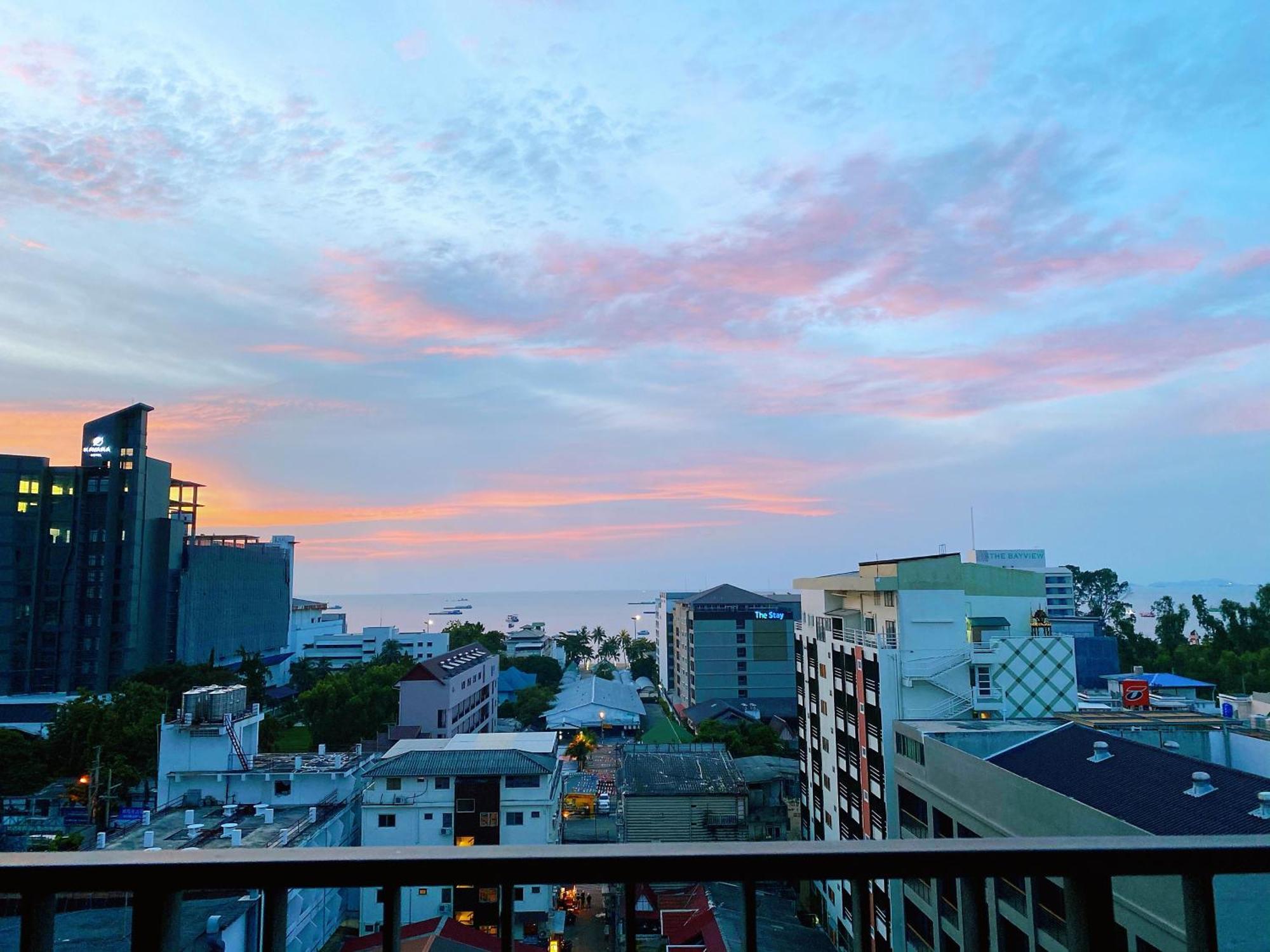 The Base Seaview Holiday Inn Pattaya Pokoj fotografie